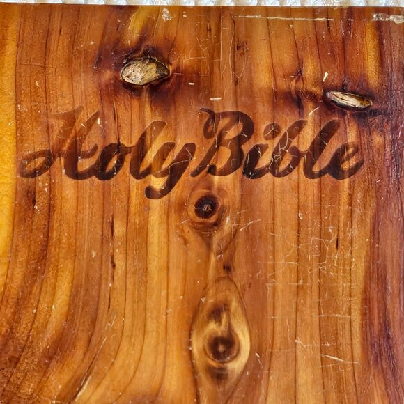 World Publishing Bible in Cedar Wooden Box - Chesapeake Bay Virginia KJV - Picture 5 of 11